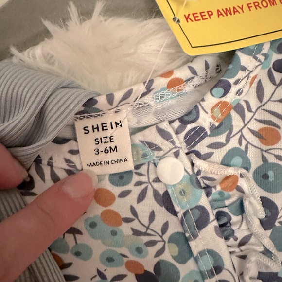SHEIN Baby Girl Footie Sleepers 3-6 months - Picture 5 of 5
